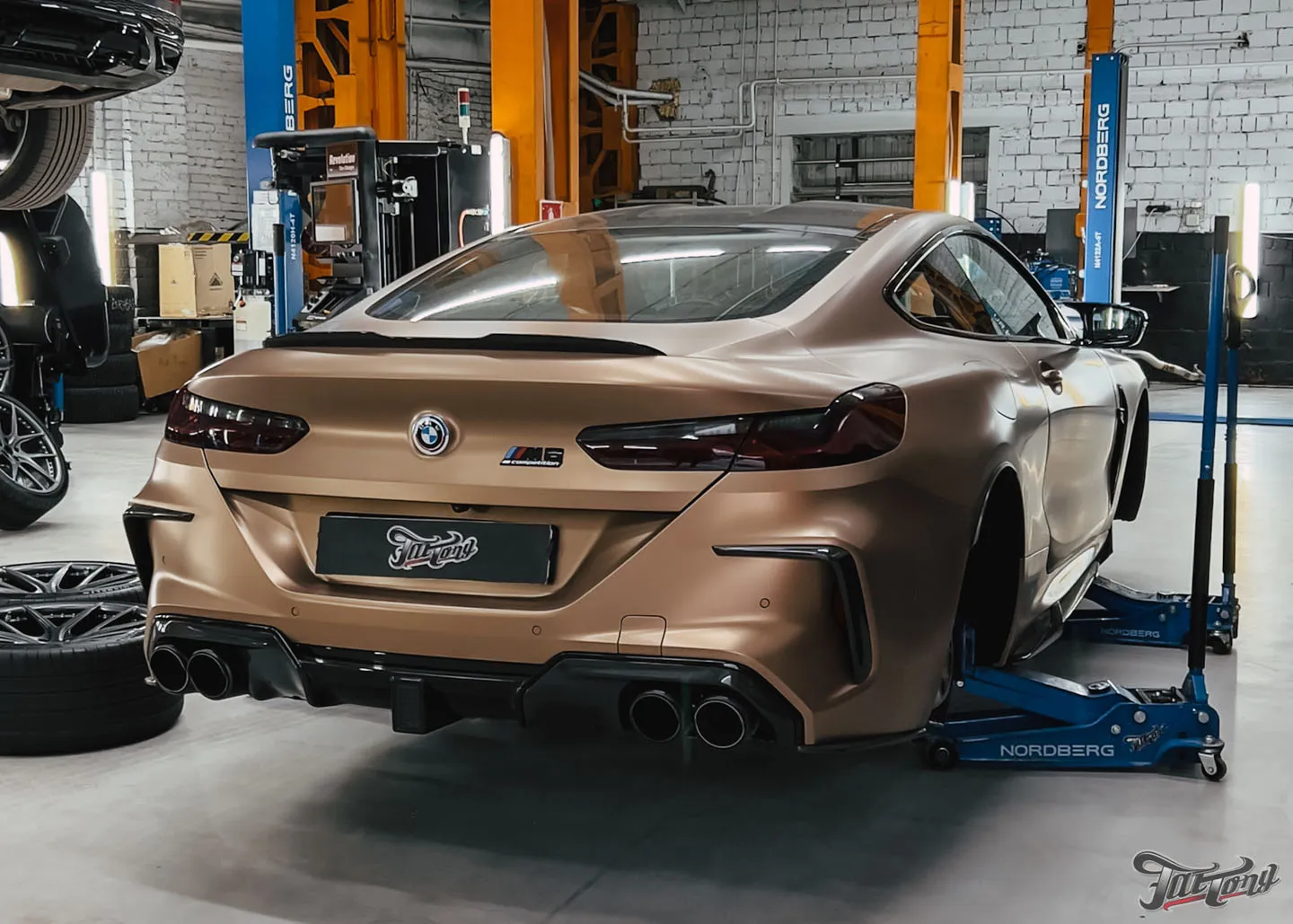 Фирменный шиномонтаж с балансировкой и адаптацией на оборудовании Hunter для BMW M8